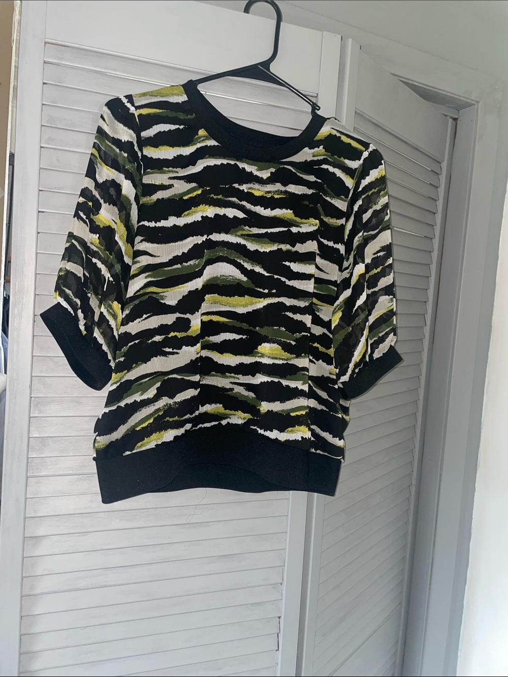 Dkny Black White Olive Zebra Print Short Sleeve Top